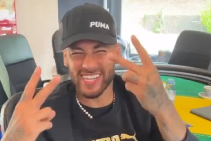 Neymar pede voto para Bolsonaro ao som de dancinha no TikTok