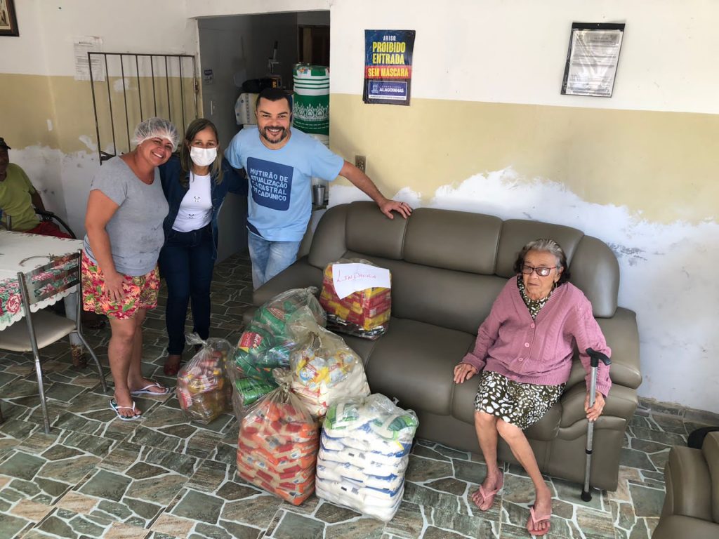 Prefeitura de Alagoinhas distribui gêneros alimentícios ao Lares de Idosos do Município