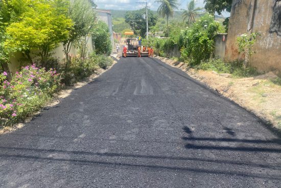 Prefeitura de Alagoinhas pavimenta mais três ruas neste domingo (25)
