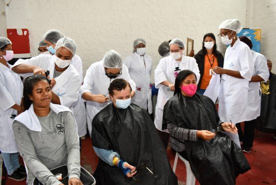 Alunos dos cursos de Cabeleireiro, Barbeiro e Redefinição de Cabelos Afros oferecidos Prefeitura de Alagoinhas em parceria com o SENAC atuam durante a Feira Cidadã