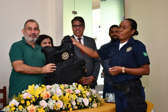 Prefeitura de Alagoinhas faz entrega de coletes balísticos para agentes da Guarda Municipal