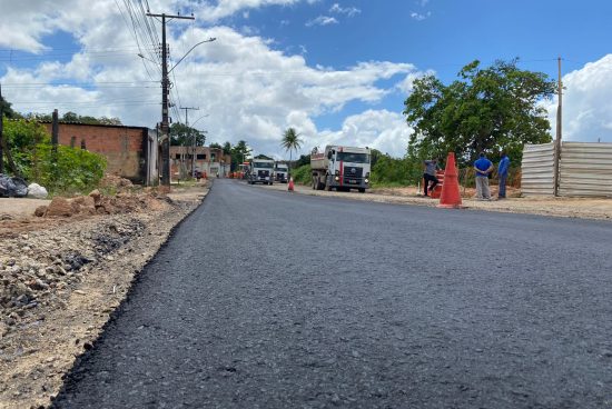 Prefeitura de Alagoinhas leva asfalto à Rua Padre Godinho, na Santa Terezinha