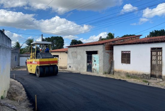 Prefeitura fecha a semana com mais ruas pavimentadas na Nova República e Alagoinhas IV