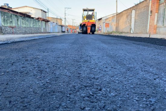 Vila Laranjais é mais uma via da Rua do Catu beneficiada com asfalto em Alagoinhas
