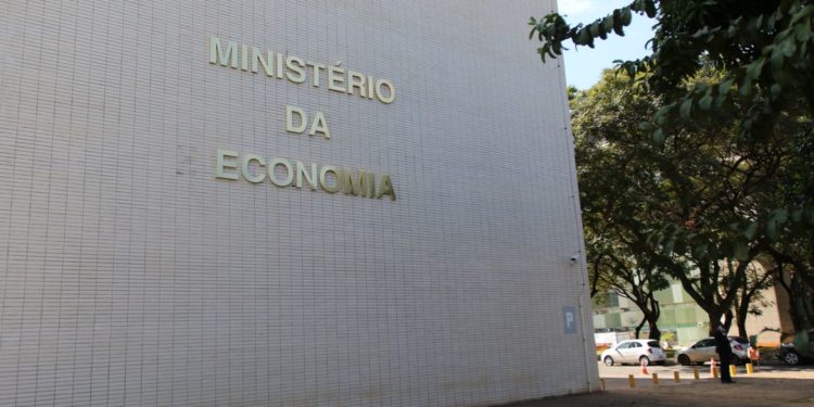 Governo bloqueia mais R$ 2,635 bilhões do Orçamento