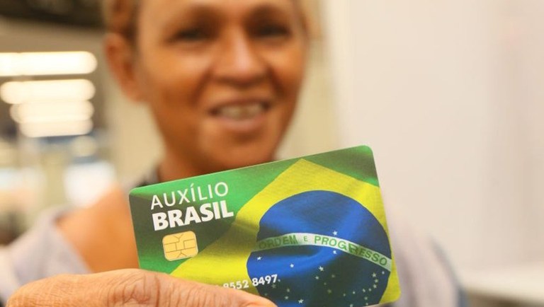 Pagamentos do Auxílio Brasil e do Auxílio Gás são antecipados em outubro. Repasses terão início no dia 11