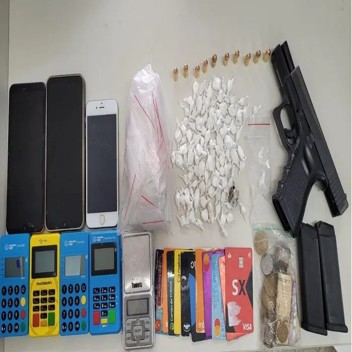 Dois homens e uma mulher são presos por policiais da CETO do 4º BPM por tráfico de drogas, em Alagoinhas