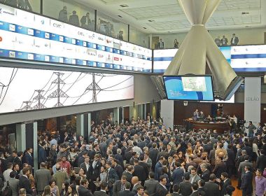 Bolsa fecha em alta após apoio a Lula de economistas do Plano Real