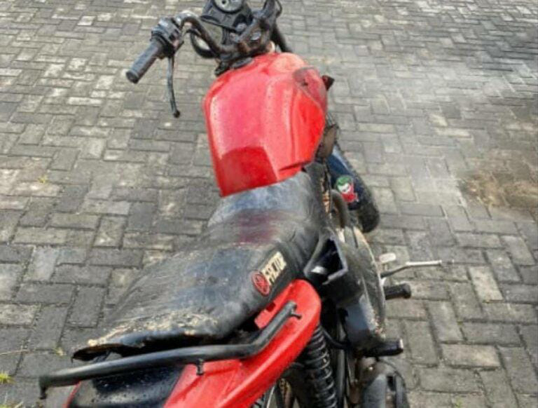 Policiais do 4° BPM recuperam motocicleta roubada em Alagoinhas