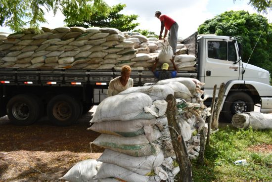 Prefeitura realiza distribuição de adubos em comunidades de Alagoinhas