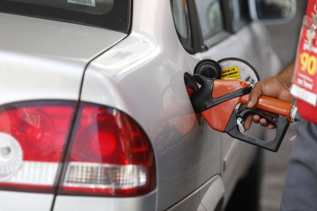 Preço da gasolina começa 2023 em alta e litro volta a passar de R$ 5