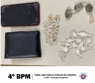 Policiais do Quarto Batalhão prendem em flagrante delito dois homens por tráfico de drogas em Alagoinhas