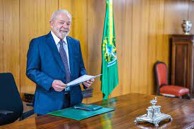 Proposta de Lula, salário mínimo de R$ 1.320 não entrará em vigor nos primeiros meses do ano