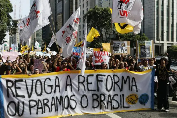 Estudantes pedem revogação do novo ensino médio