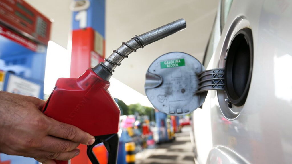 Petrobras reduz preço da gasolina e do diesel para compensar alta de impostos