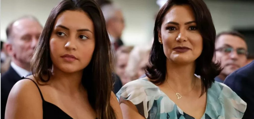 Aos 21 anos, filha de Michelle Bolsonaro ganha cargo de confiança no governo de SC; salário é de R$ 13 mil