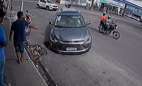Buraco causa prejuízos a motoristas e gera queixas de moradores em Alagoinhas