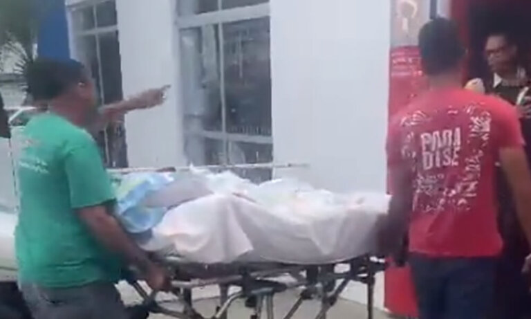 ACONTECEU:Filho leva mãe de 93 anos em maca a banco na Bahia para retirar cartão de INSS de idosa