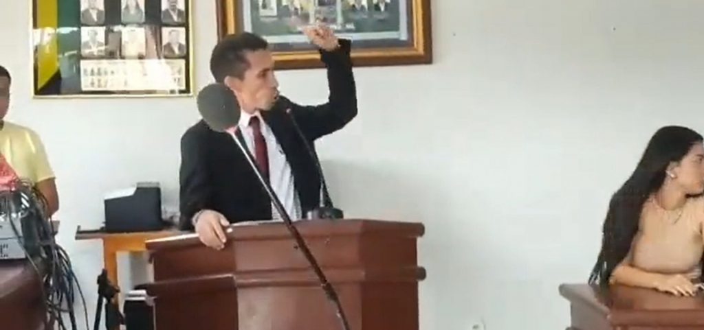 Vídeo: Vereador acusa prefeito de suborno e joga R$ 250 mil pela janela