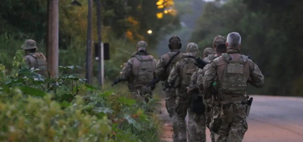 Mais de 20 policiais federais chegam à Bahia para reforçar policiamento em Valéria