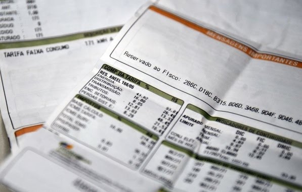 Coelba afirma que 100 mil famílias baianas correm risco de perder tarifa social de energia
