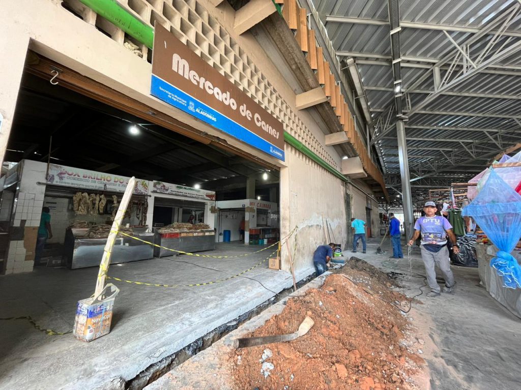 Mercado de Carne passa por desobstrução e ampliação do sistema de esgotamento sanitário