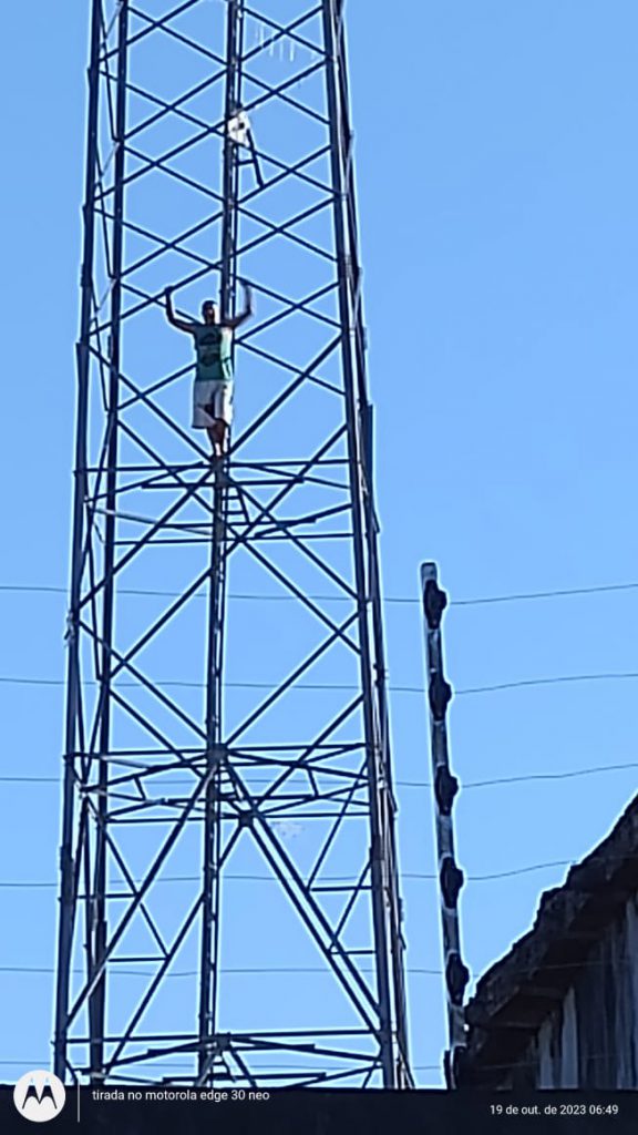 ALAGOINHAS : Homem ameaça se jogar do alto da torre no Bairro de Santa Terezinha