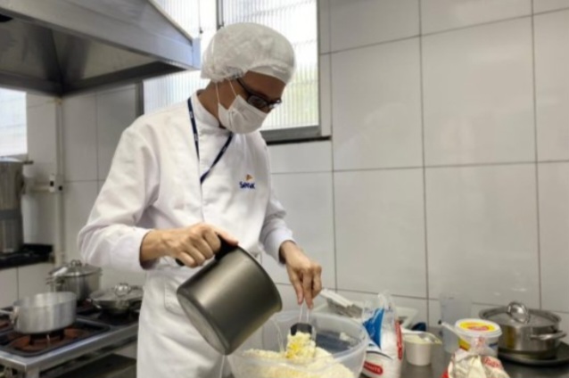 Atendentes de Farmácia, Padeiros, Designers de Sobrancelha e Maquiadores: novos profissionais prontos para o mercado de trabalho