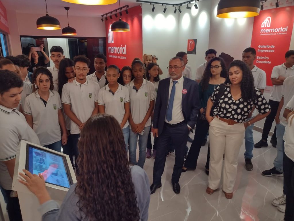Alunos e professores do Colégio Destaque visitam Memorial da Câmara de Alagoinhas