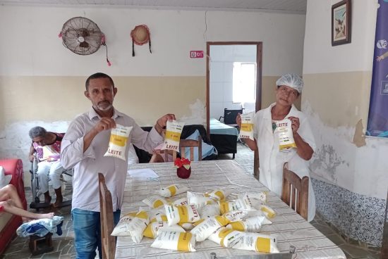 Alagoinhas: SEMAS faz a entrega de 2.800 litros de leite a Lares de Idosos e unidades do CRAS