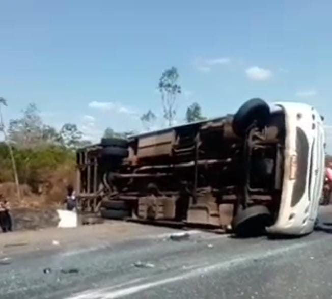 Microônibus capota na BR 110 em Alagoinhas, deixando uma pessoa morta e várias feridas