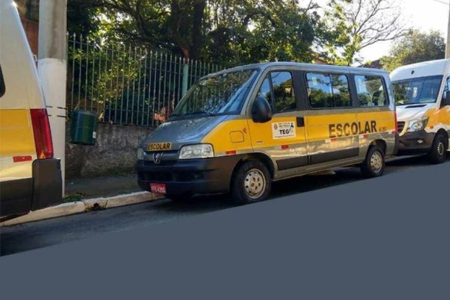 Criança morre após ser esquecida em van escolar; donos do veículo são presos