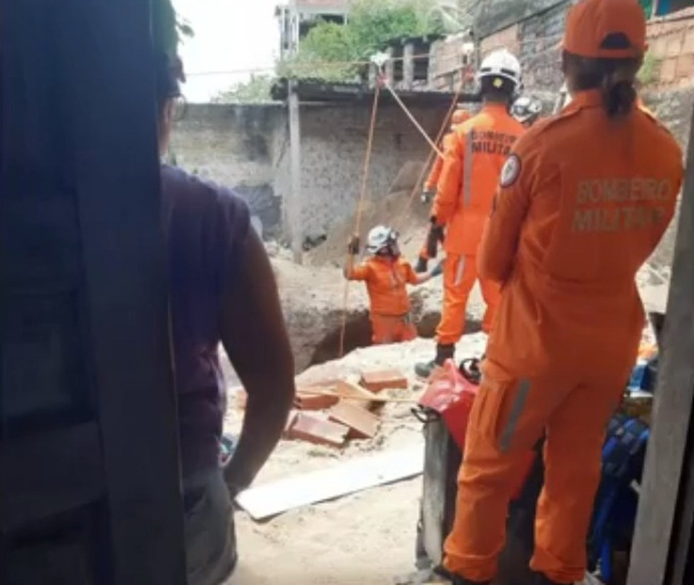 Homem morre soterrado após cair em buraco de 4 metros na cidade de Alagoinhas