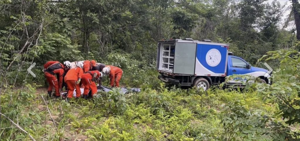 Corpos das vítimas da queda de avião na Bahia são retirados de aeronave