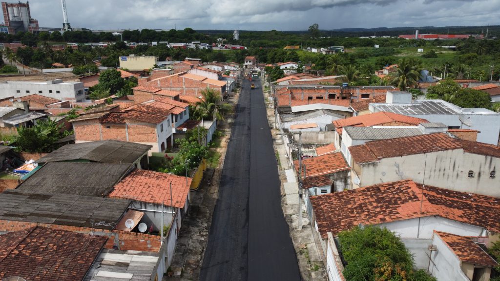 Alagoinhas+: Asfalto chega à rua São Paulo, no Jardim Petrolar