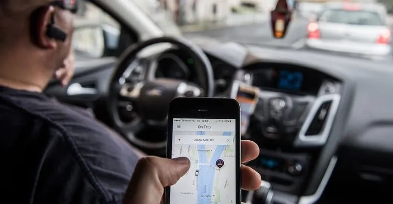 Motoristas por aplicativo devem ter jornada máxima de trabalho de 13h