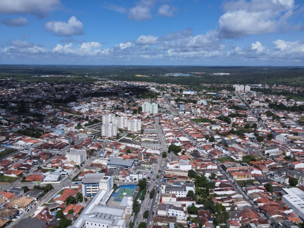 Homem invade loja de móveis com carro em Alagoinhas após passar mal