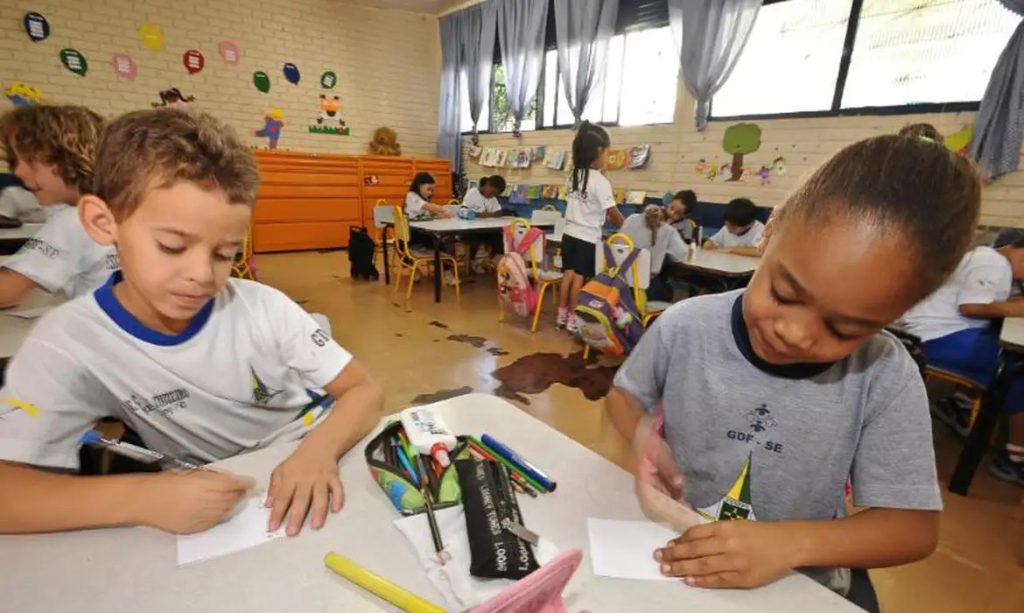 Escolaridade obrigatória no Brasil é maior que média de países da OCDE