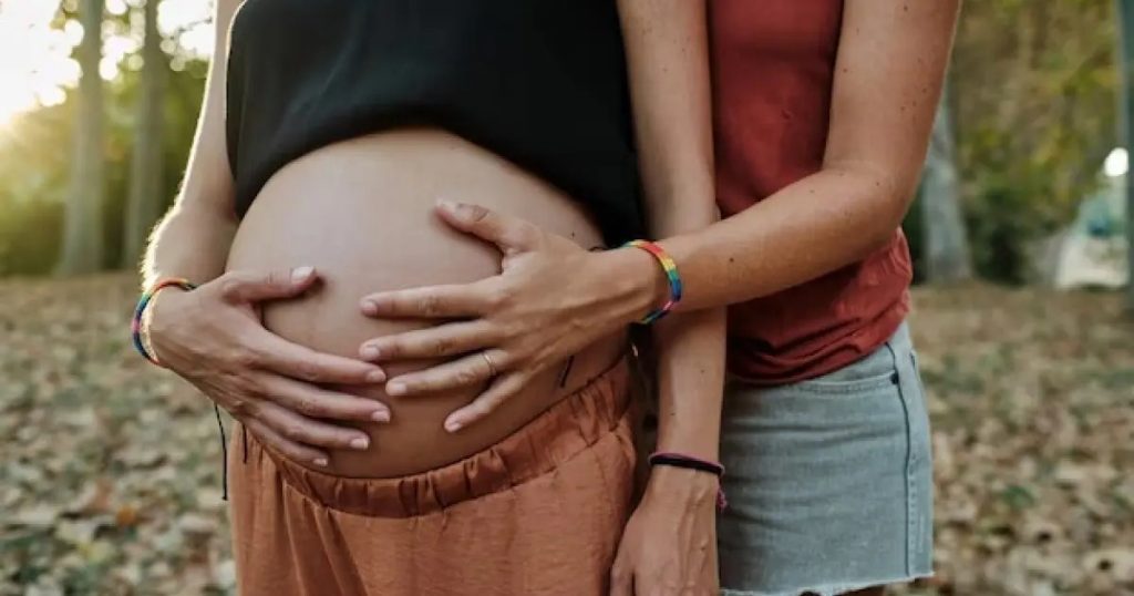 Casal lésbico tem direito à licença-maternidade garantido pela Justiça do Trabalho na Bahia